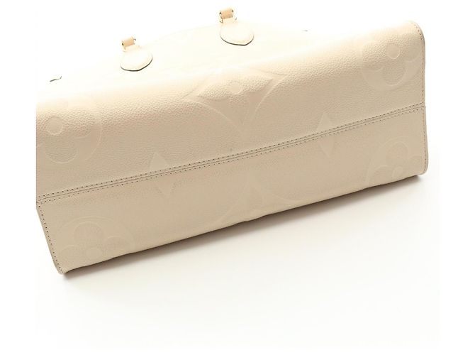 Borsa tote Louis Vuitton OnTheGo MM in pelle Monogram Empreinte Bianco Crudo - vista 9