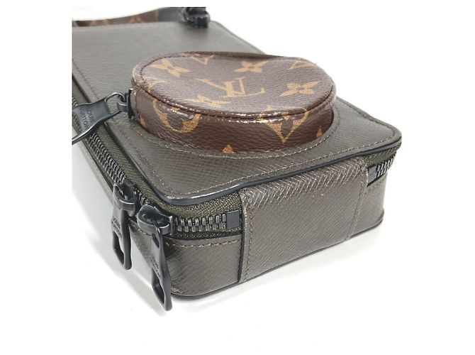 Schultertasche Phone Box Monogramm Taiga Louis Vuitton Braun - Ansicht 3