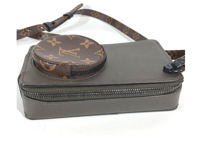Schultertasche Phone Box Monogramm Taiga Louis Vuitton Braun - Ansicht 4