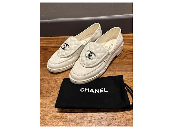 Mocassini Chanel Turnlock CC 38,5 Bianco - vista 10