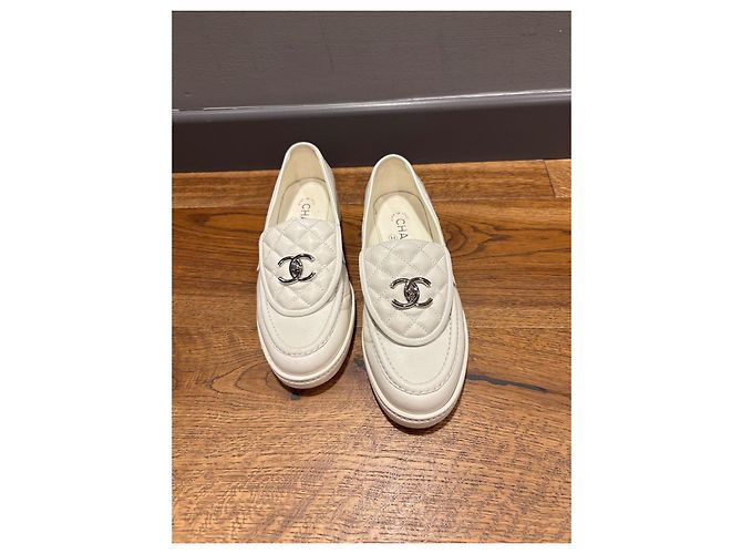 Mocassini Chanel Turnlock CC 38,5 Bianco - vista 15