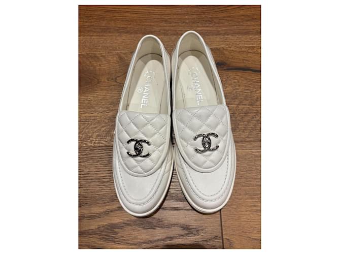 Mocassini Chanel Turnlock CC 38,5 Bianco - vista 2