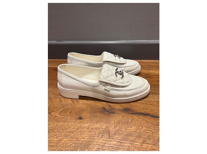 Mocassini Chanel Turnlock CC 38,5 Bianco - vista 6