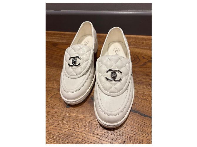 Mocassini Chanel Turnlock CC 38,5 Bianco - vista 8