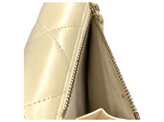 CHANEL Cartera Tri-fold Matelassé en Piel de Cordero Blanco - vista 10