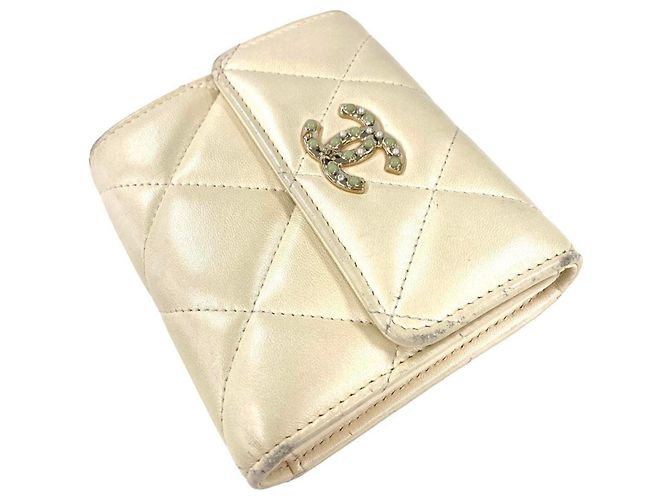CHANEL Cartera Tri-fold Matelassé en Piel de Cordero Blanco - vista 2