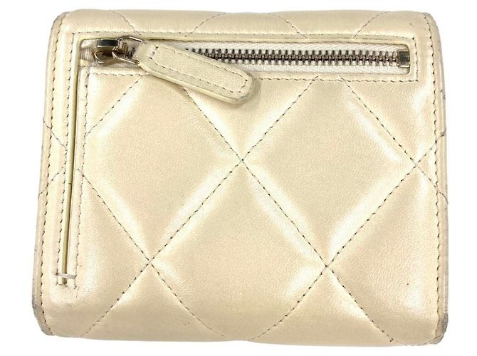 CHANEL Cartera Tri-fold Matelassé en Piel de Cordero Blanco - vista 3