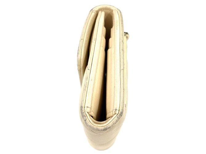 CHANEL Cartera Tri-fold Matelassé en Piel de Cordero Blanco - vista 4