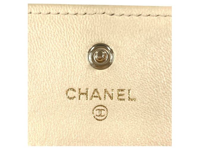CHANEL Cartera Tri-fold Matelassé en Piel de Cordero Blanco - vista 6