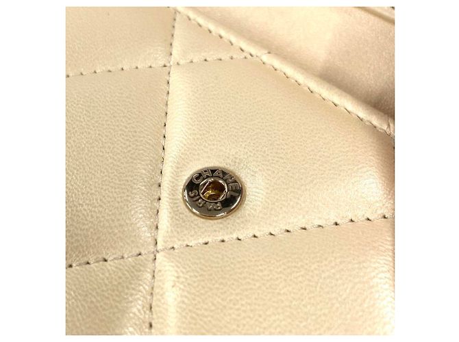 CHANEL Cartera Tri-fold Matelassé en Piel de Cordero Blanco - vista 7