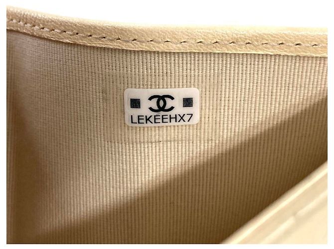 CHANEL Cartera Tri-fold Matelassé en Piel de Cordero Blanco - vista 8