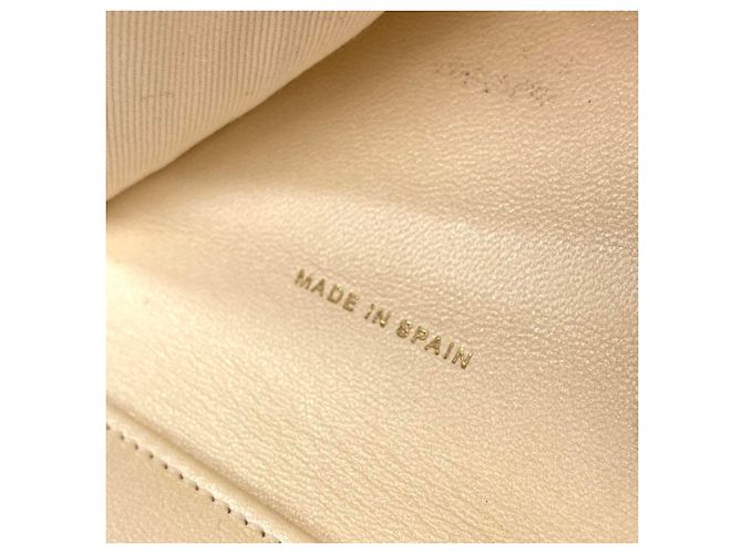 CHANEL Cartera Tri-fold Matelassé en Piel de Cordero Blanco - vista 9