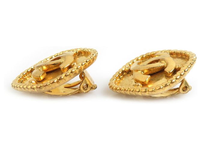 Orecchini a clip in metallo dorato Chanel Coco Mark D'oro - vista 2