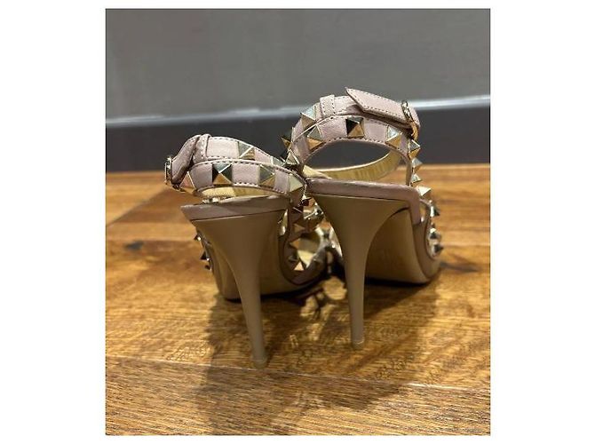 Valentino Garavani Rockstud 38,5 Beige - vista 6
