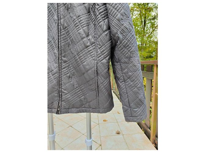 Sublime kurze gesteppte graue Burberry-Jacke Größe 42 FR / L-XL mit gesticktem Logo - Ansicht 3