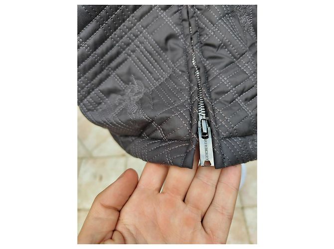 Sublime kurze gesteppte graue Burberry-Jacke Größe 42 FR / L-XL mit gesticktem Logo - Ansicht 5