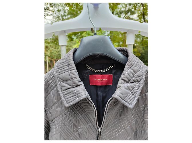 Sublime kurze gesteppte graue Burberry-Jacke Größe 42 FR / L-XL mit gesticktem Logo - Ansicht 7