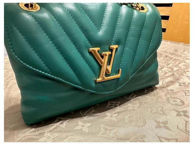Louis Vuitton New Wave MM Verde - vista 3