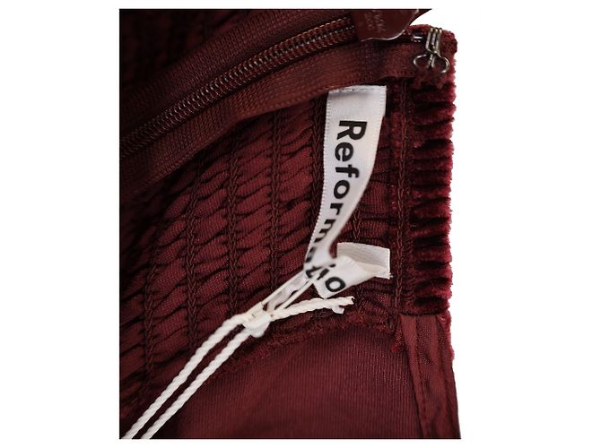 Abito Mini Wrap Fortune di Reformation in Velluto Borgogna Rosso Bordò - vista 3