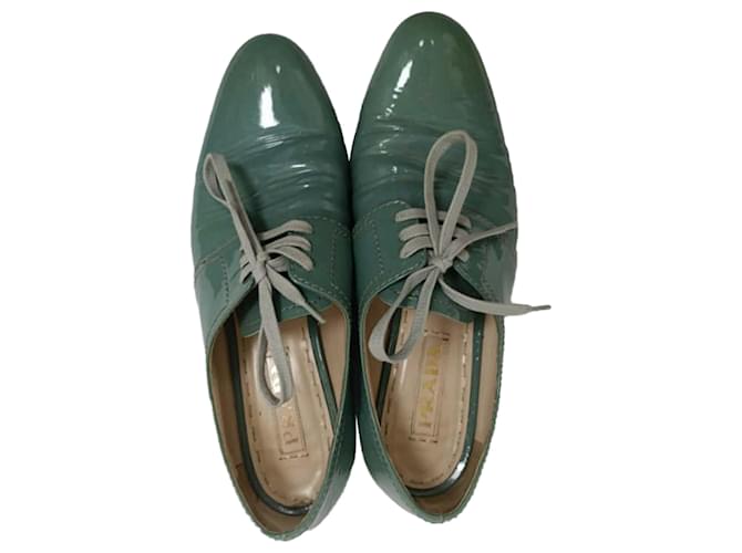 Oxfords stringati Prada in pelle verniciata verde Verde oliva - vista 10