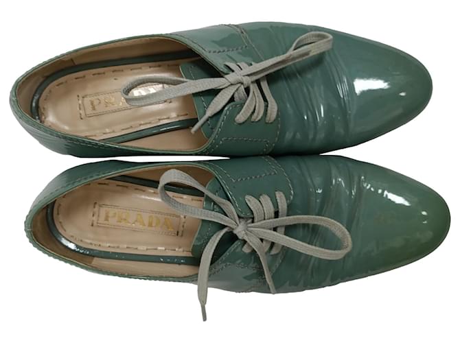 Oxfords stringati Prada in pelle verniciata verde Verde oliva - vista 11