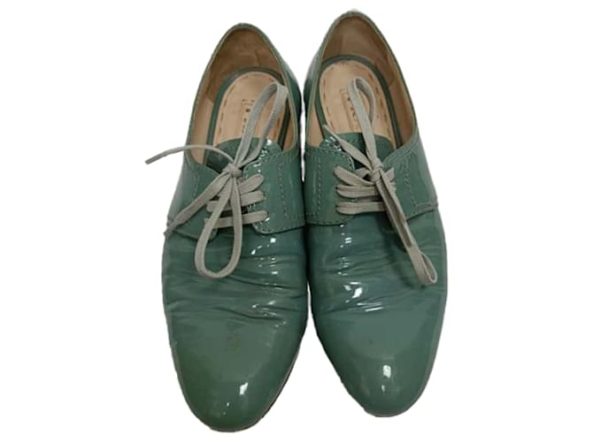 Oxfords stringati Prada in pelle verniciata verde Verde oliva - vista 2