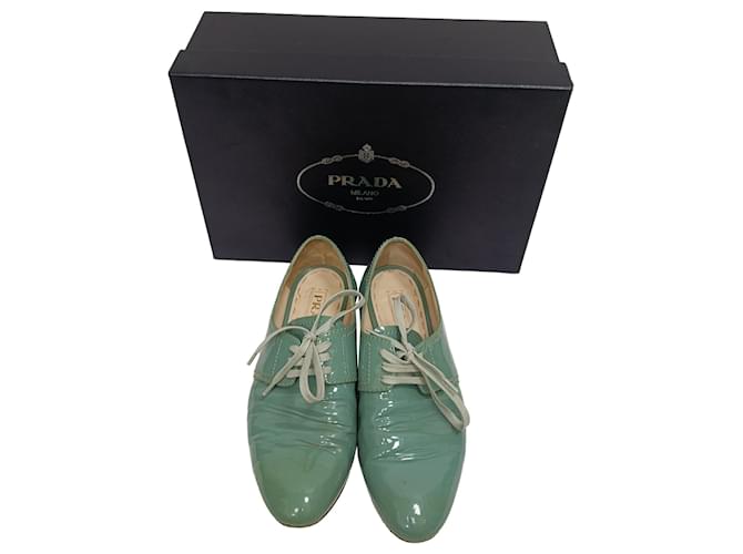 Oxfords stringati Prada in pelle verniciata verde Verde oliva - vista 23