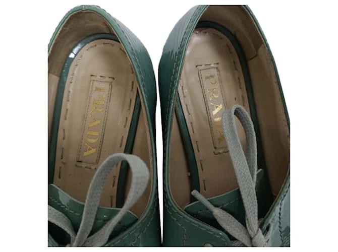 Oxfords stringati Prada in pelle verniciata verde Verde oliva - vista 8