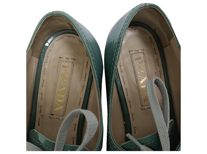 Oxfords stringati Prada in pelle verniciata verde Verde oliva - vista 9