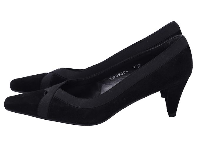 Pumps con accentuatura a chiave Stuart Weitzman in suede nero - vista 4