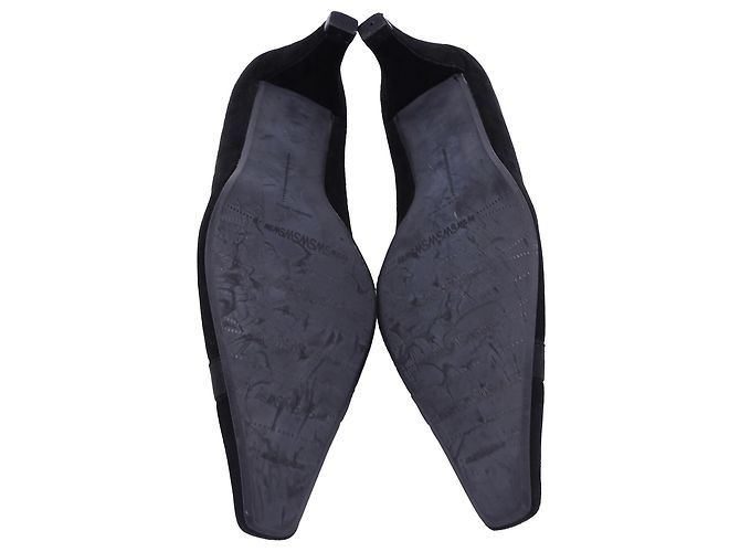 Pumps con accentuatura a chiave Stuart Weitzman in suede nero - vista 6
