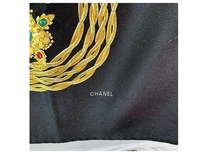 Timeless Chanel Vintage schwarze Seidenschal mit Schmuckdruck - Ansicht 2