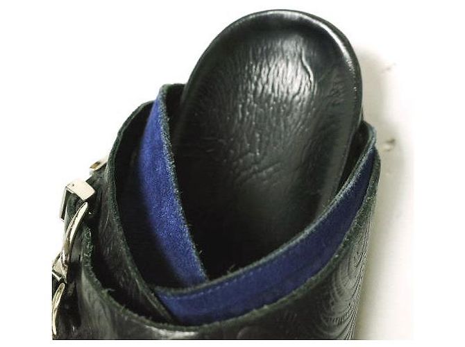 Autre Marque Leder-Sandalette mit geprägter Metallschnalle TOGA PULLA Schwarz Marineblau - Ansicht 8