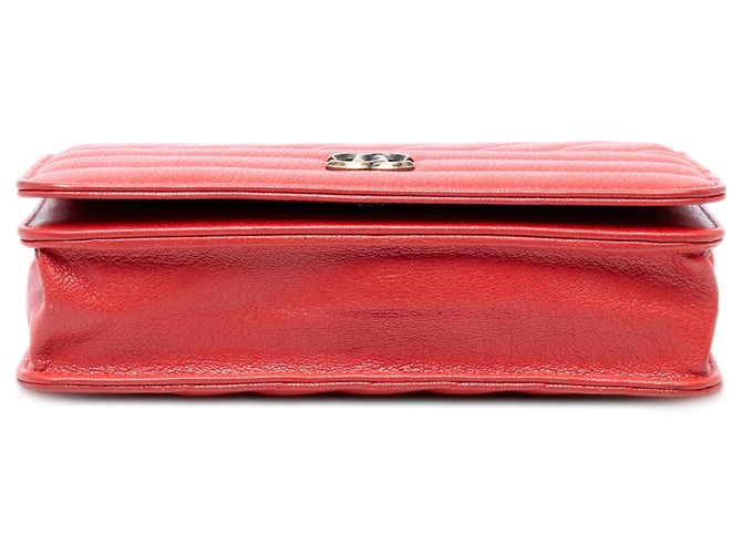 Wallet On Chain Cartera diagonal de piel de cabra acolchada roja de Chanel con cadena - vista 3