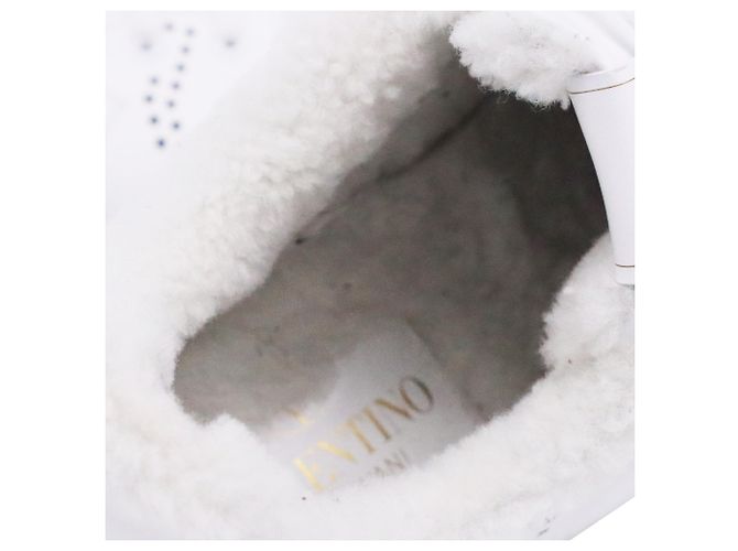 Sneakers perforate foderate in shear Valentino Garavani Backnet in pelle bianca Bianco Crudo - vista 10