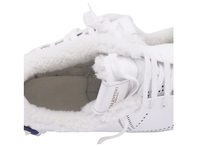 Sneakers perforate foderate in shear Valentino Garavani Backnet in pelle bianca Bianco Crudo - vista 11