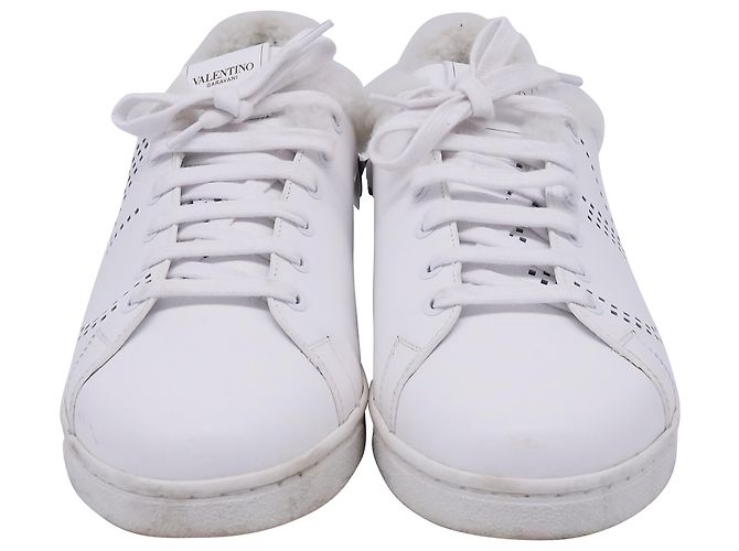 Sneakers perforate foderate in shear Valentino Garavani Backnet in pelle bianca Bianco Crudo - vista 2