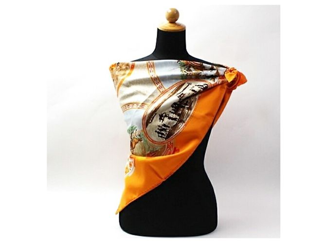 Sciarpa multicolore Hermès Muffler Carré 90 CAVALIERS PEULS Pool Tribe Riders Arancione - vista 3