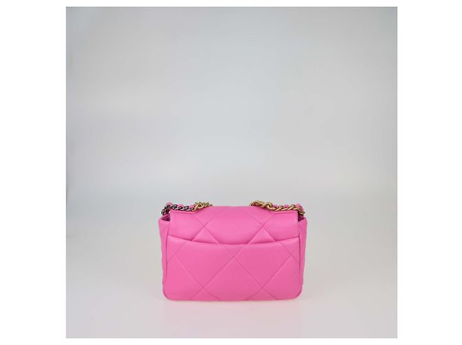 Bolso de mano Chanel de cuero acolchado rosa Medium 19 con tapa y asa superior - vista 3