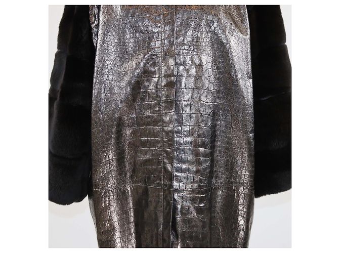 Cappotto con zip in pelle e pelliccia nera metallizzata/embossed coccodrillo di Versace Nero Metallico - vista 4
