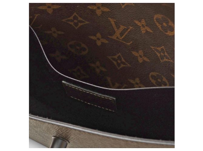 Pochette Steamer Monogram Taiga Louis Vuitton Marrone Cachi - vista 6