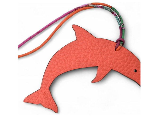 Charm per borsa Hermès con motivo di delfino Rosa Bordò - vista 2