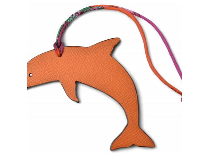 Charm per borsa Hermès con motivo di delfino Rosa Bordò - vista 3