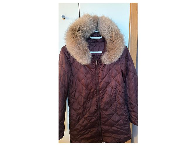 Chaqueta de plumas Max Mara The Cube burdeos con capucha de piel - vista 2