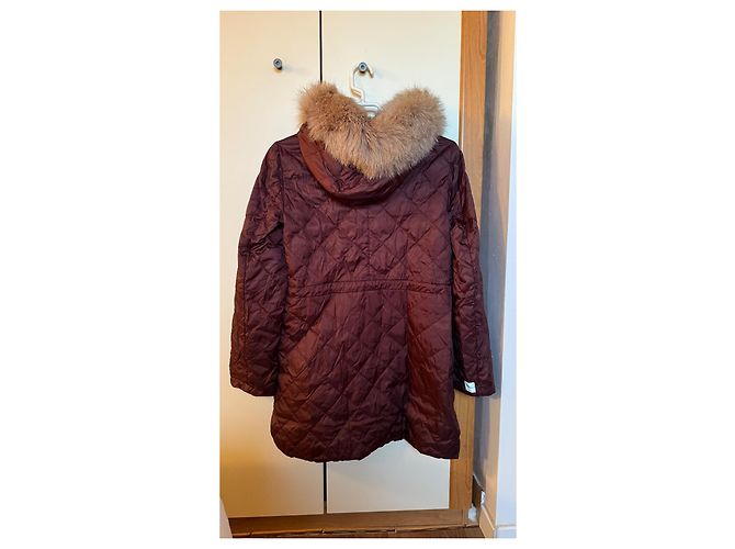 Chaqueta de plumas Max Mara The Cube burdeos con capucha de piel - vista 3