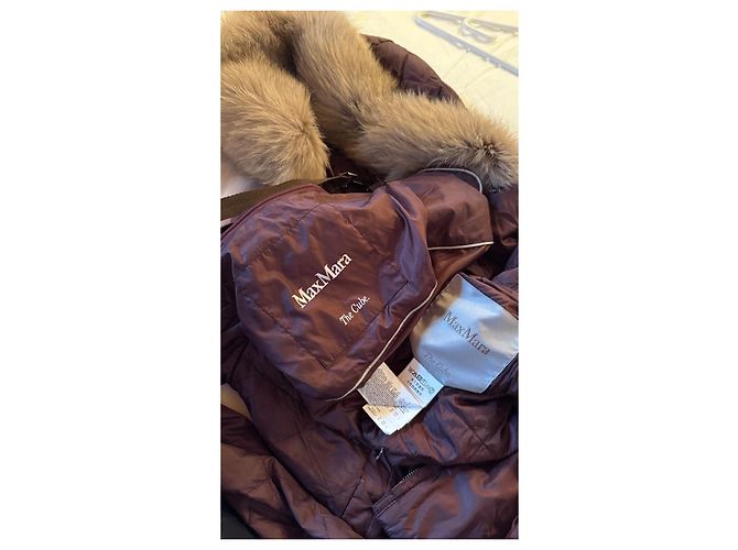 Chaqueta de plumas Max Mara The Cube burdeos con capucha de piel - vista 6