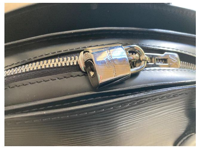 Borsa Louis Vuitton Pont Neuf in pelle epi nera Nero - vista 13