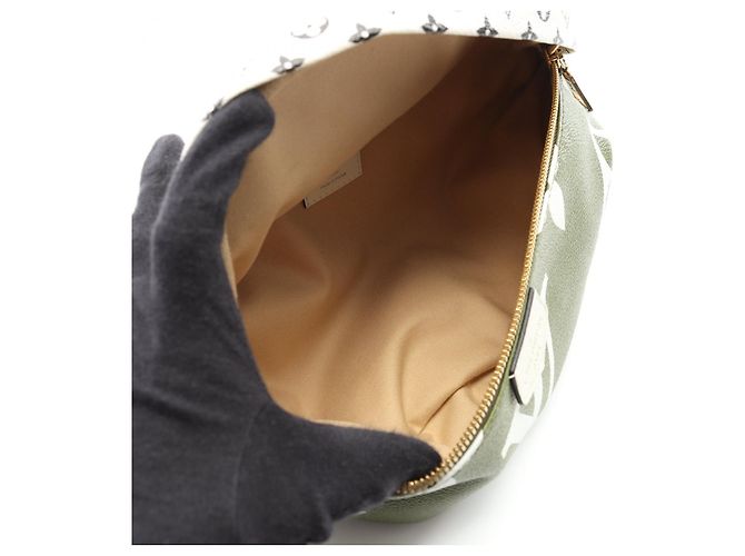 Bumbag Riñonera MM Monogram de lona recubierta de Louis Vuitton Multicolor Beige Verde Caqui - vista 3