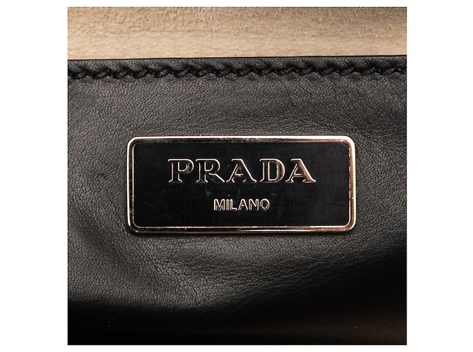 Sac à main Prada en cuir de veau noir, petit modèle, avec poches jumelles cousues. - vue 5