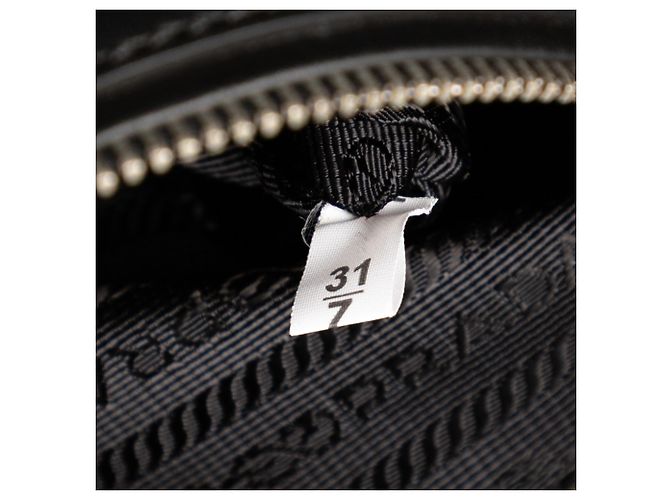Sac à main Prada en cuir de veau noir, petit modèle, avec poches jumelles cousues. - vue 7